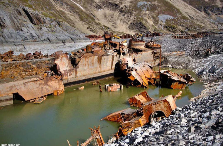 Các bộ phận chiếc tàu tuần dương bị tháo bỏ.