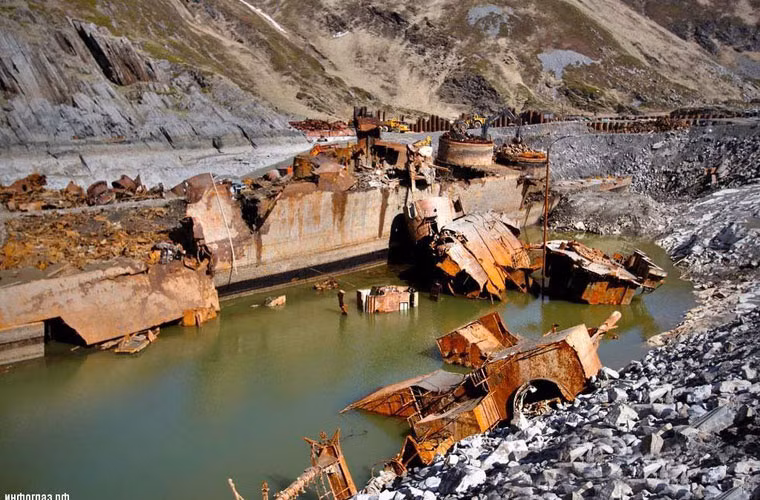 Các bộ phận chiếc tàu tuần dương bị tháo bỏ.