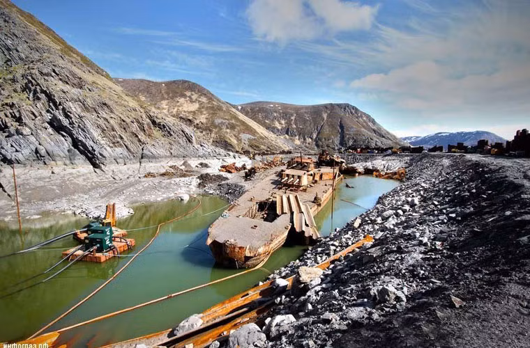 Ảnh chụp thời điểm toàn bộ thượng tầng tàu tuần dương đã được tháo bỏ, chỉ còn lại các tháp pháo 152mm và 100mm.