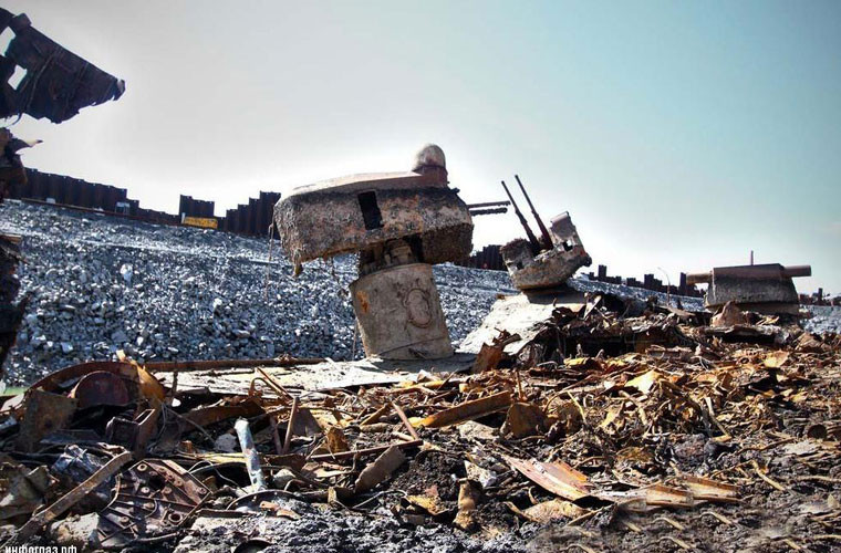 Vậy là sau 2 thập kỷ, tuần dương hạm Mursmansk mới được "hóa kiếp" hoàn toàn. Trong ảnh là một vài bộ phận tháp pháo của con tàu còn lại.