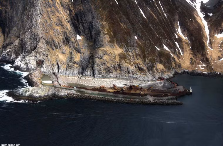 Cấu trúc con tàu khi đó đã quá nát buộc AF Decom dùng giải pháp xây đe chắn sóng quanh con tàu để phục vụ việc tháo dỡ ngay tại chỗ.