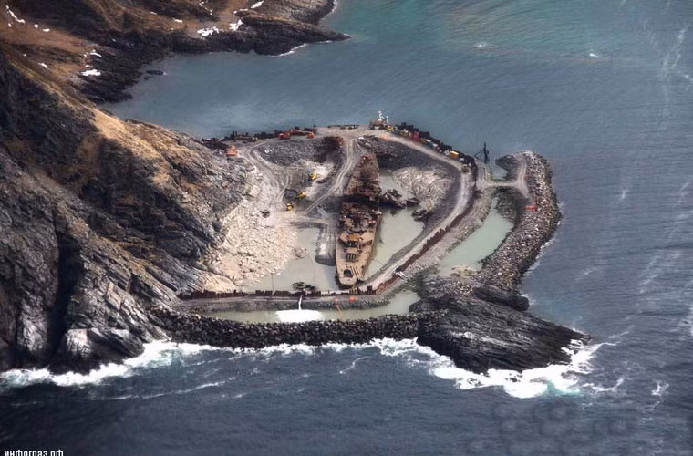 Tháng 4/2012, nước biển trong khu vực tàu đắm rút hết và khi đó công tác tháo dỡ bắt đầu.