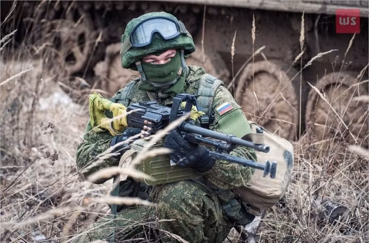 PK là loại súng máy đa chức năng do Liên Xô thiết kế từ những năm 1960, nhưng vẫn được sử dụng rộng rãi ở Nga và nhiều nước khác tới tận ngày nay. Súng đạt tốc độ bắn khoảng 600-800 phát/phút, tầm bắn hiệu quả 100-1.500m, cỡ đạn 7,62x54mmR.