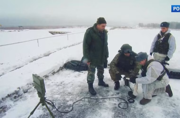 Cảnh các binh lính Nga thử nghiệm radar trinh sát đơn binh trong điều kiện thời tiết mưa tuyết.
