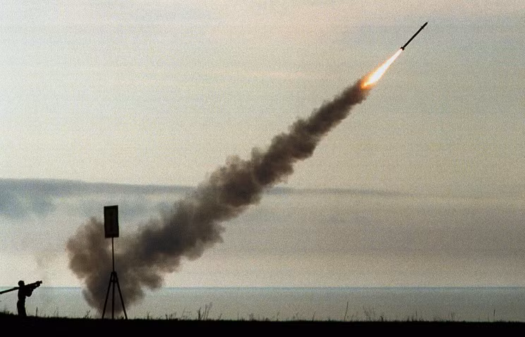 Cuộc thi này kéo dài đến ngày 12/8 với 100 binh sĩ và 70 hệ thống thiết bị vũ khí tham gia. Ảnh: lính phòng không Nga phóng tên lửa Igla tấn công mục tiêu.