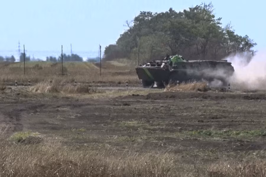 Mặc dù có xe bọc thép tối tân hơn BTR-80 nhưng quân đội Nga không điều động tham gia cuộc thi. Lí do vì Nga muốn sử dụng các thiết bị đã quen thuộc với binh sĩ.