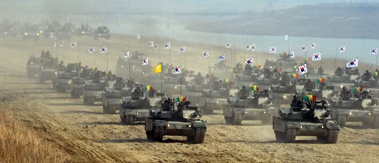 Hàng trăm chiếc xe tăng K1 dàn thành 4 hàng dọc diễu binh rầm rộ bên bờ sông thuộc tỉnh Gyeonggi-do, Hàn Quốc.