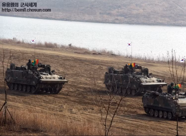 Cùng tham gia diễu binh còn có các xe bọc thép chở quân K21.