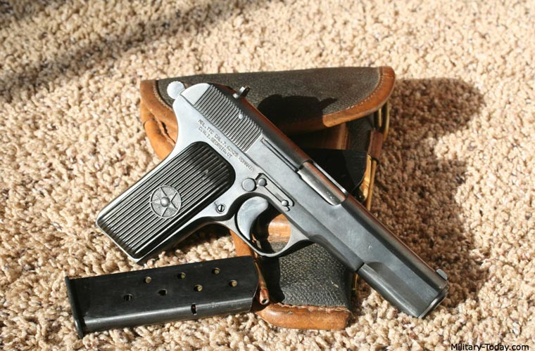 Thiết kế của Tokarev đã giành chiến thắng, sản xuất ban đầu tỷ lệ thấp bắt đầu từ năm 1931. Công tác sản xuất loạt với một số cải tiến bắt đầu từ năm 1933. Mẫu súng này còn được gọi là TT-33.