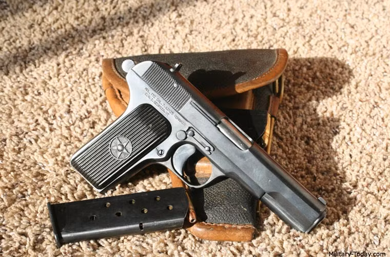 Thiết kế của Tokarev đã giành chiến thắng, sản xuất ban đầu tỷ lệ thấp bắt đầu từ năm 1931. Công tác sản xuất loạt với một số cải tiến bắt đầu từ năm 1933. Mẫu súng này còn được gọi là TT-33.