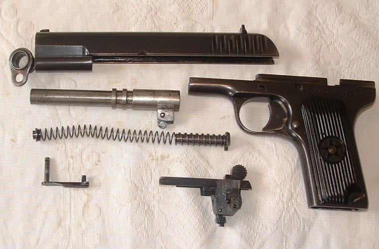 Các bộ phận bên trong của súng lục TT-33. Theo một số nguồn tin, khẩu súng này là bản sao của khẩu M1903 do nhà thiết kế lừng danh John Browning phát triển.