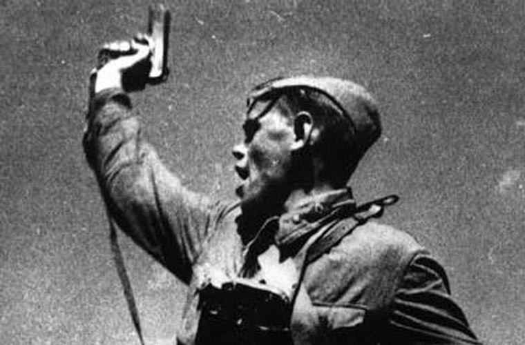 TT-33 là súng lục tiêu chuẩn cho sĩ quan Hồng quân những năm chiến tranh thế giới thứ 2. Đến năm 1952, Hồng quân thay thế nó bằng súng lục PM hiện đại hơn.