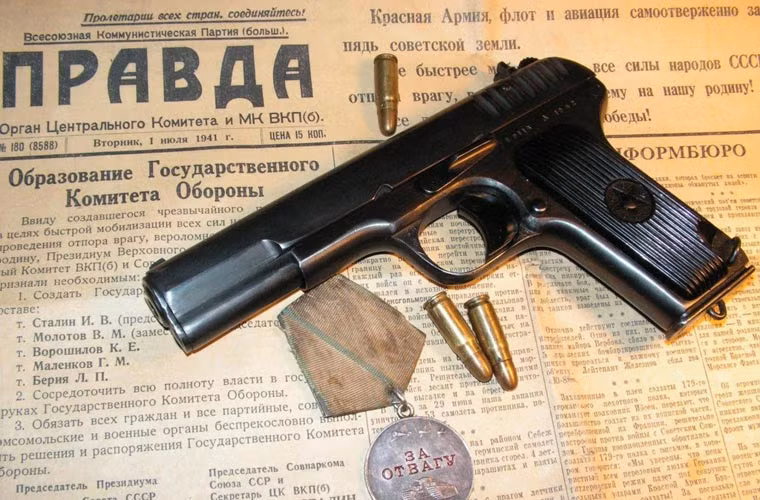 Súng lục TT có thể bắn loại đạn tròn tiêu chuẩn, đạn vạch đường, đạn cháy và đạn xuyên giáp. Nó thiếu sức mạnh ở tầm xa nhưng có độ chính xác tương đối cao.