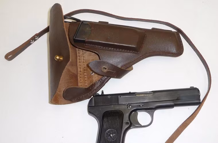 Bao da đựng súng và hộp tiếp đạn thường thấy của TT-33.