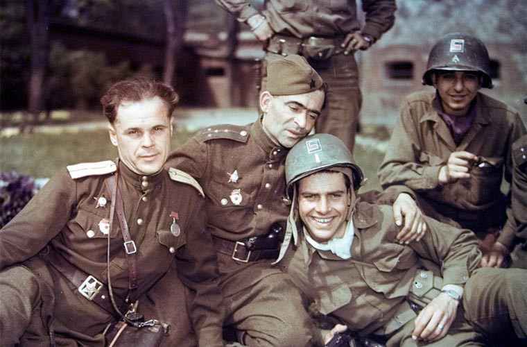 Sĩ quan Hồng quân và Mỹ chụp hình lưu niệm, trên tay họ là những khẩu súng lục đặc trưng của mỗi bên.