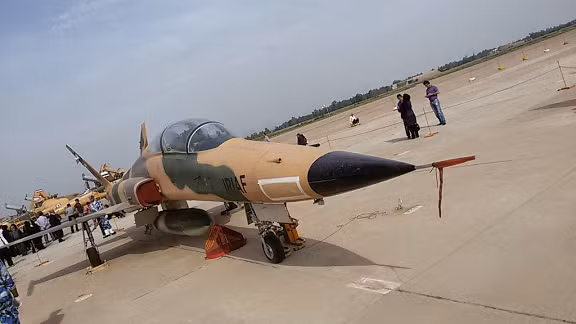 Máy bay chiến đấu - ném bom và huấn luyện tiên tiến 2 chỗ ngồi Saeghe (Thunderbolt II) là phiên bản kế nhiệm tiêm kích nội địa đầu tiên Iran F-5E. Nó xuất hiện lần đầu vào năm 2007 và được tuyên bố đưa vào sản xuất hàng loạt bắt đầu từ tháng 1/2015.