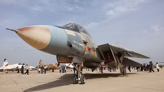 Tiêm kích hạng nặng Grumman F-14 Tomcat của Không quân Iran. Dù không có sự hỗ trợ của Mỹ nhưng Iran vẫn đủ khả năng để bảo trì và nâng cấp những chiếc tiêm kích khủng này.