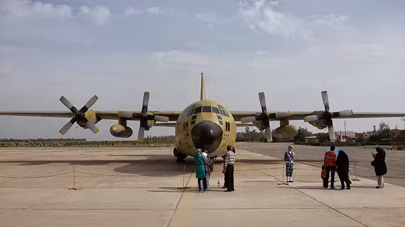 Khách tham quan đang tò mò trước chiếc máy bay vận tải cỡ lớn Lockheed C-130H Hercules. Dù không ít lần tuyên bố đánh bại các lực lượng quân sự Mỹ, nhưng Không quân Iran lại đang sử dụng rất nhiều vũ khí Mỹ.