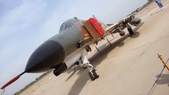 Cận cảnh chiếc tiêm kích ném bom tầm xa siêu thanh McDonnell Douglas F-4E Phantom II của Không quân Iran.