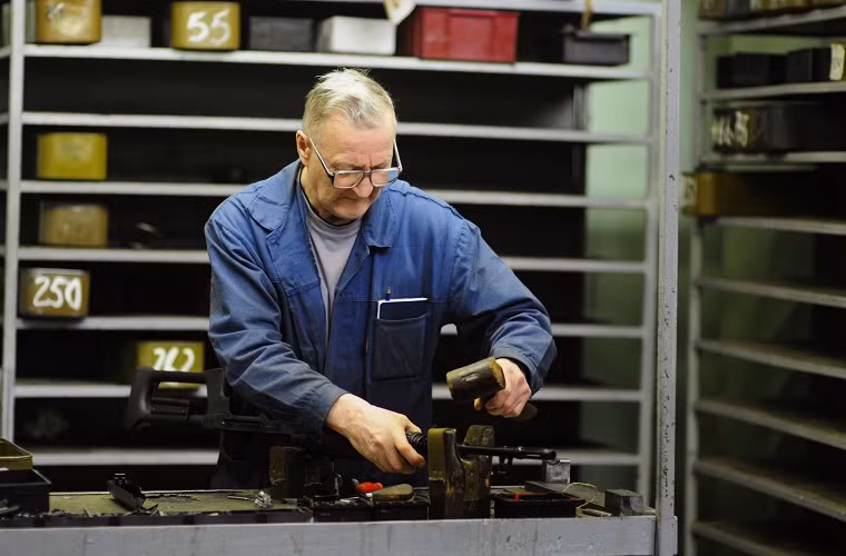 Súng trường tấn công AK-47 được tổng công trình sư huyền thoại của Liên Xô là Mikhail Kalashnikov thiết kế từ đầu những năm 1940, sau khi Kalashnikov bị thương nặng trong Chiến dịch Bryansk. Trong thời gian điều trị kéo dài, Kalashnikov đã ấp ủ kế hoạch tạo ra một mẫu súng trường mới dành cho Quân đội Liên Xô.