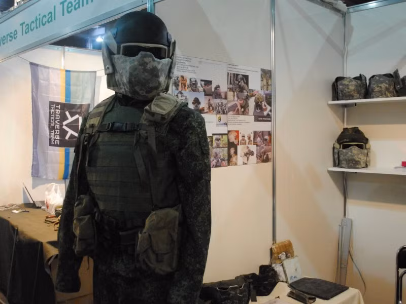 Mũ chống đạn có thể dễ dàng tháo lắp và đổi dạng cho phù hợp. Không chỉ thế, nó còn được trang bị một loạt thiết bị có thể bắn tia phóng xạ ở đằng sau như là một loại vũ khí tự vệ.