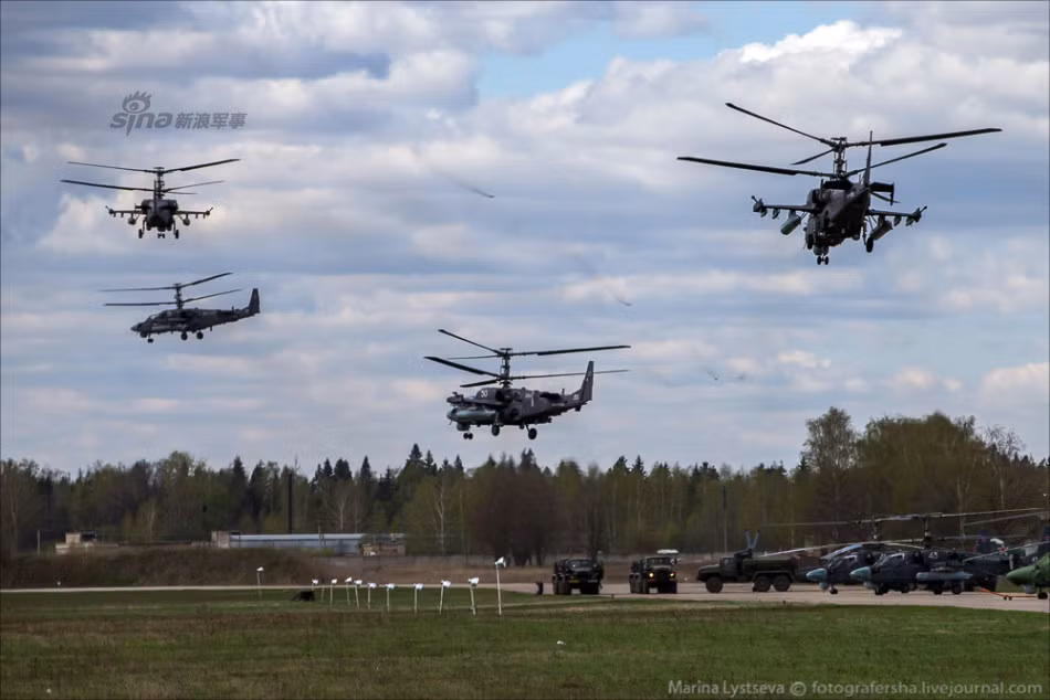 May bay Khong quan Nga bay rop troi tren Quang Truong Do-Hinh-2