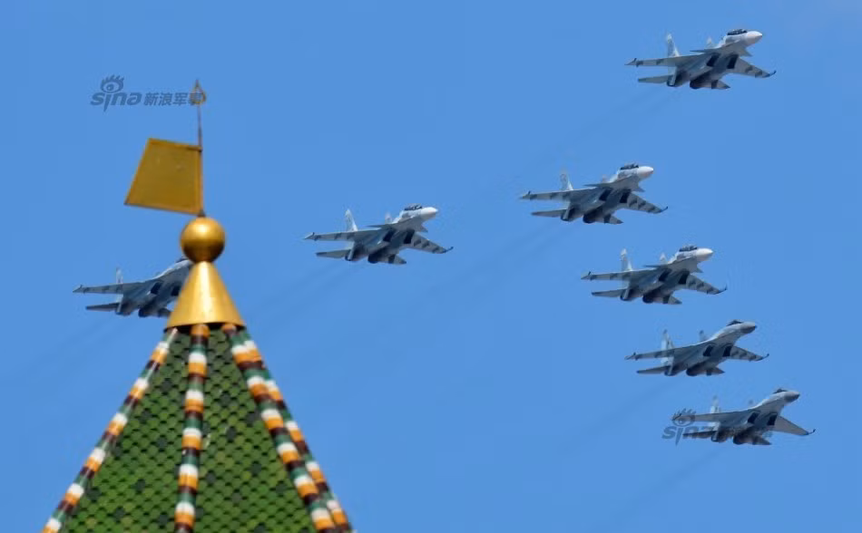 Những tiêm kích mới nhất Su-30SM và Su-35S cũng tham gia luyện duyệt binh.