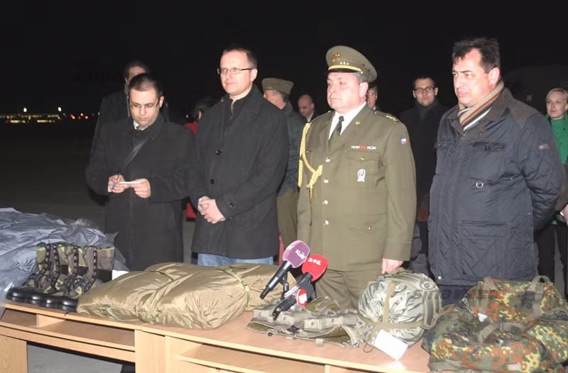 Ngoài xe bọc thép, phía Ukraine cũng nhận được giày và quần áo trang bị cho binh sĩ.