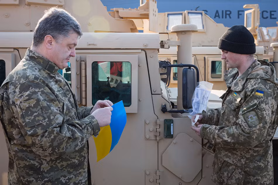 Sau lễ phát biểu nhận xe, Tổng thống Ukraine còn trực tiếp dán cờ hiệu quốc gia lên xe.