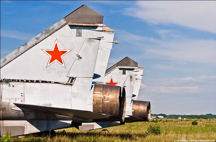 Phần đuôi của hai chiếc MiG-31 trong tình trạng xuống cấp trầm trọng.