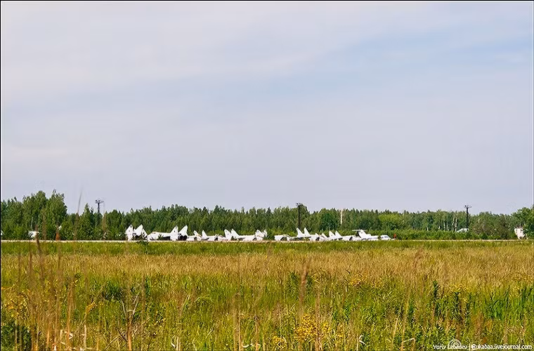 Tuy là từng là một căn cứ không quân nhưng thực tế Sormovo thường được sử dụng cho mục đích thử nghiệm bay dành cho các loại máy bay quân sự do Sokol chế tạo. Sân bay quân sự Sormovo chỉ có một đường bằng dài 3.000m với chiều rộng khoảng 70m. Trong hình là ảnh chụp từ xa của hàng dài những chiếc MiG-31 bị bỏ lại Sormovo.