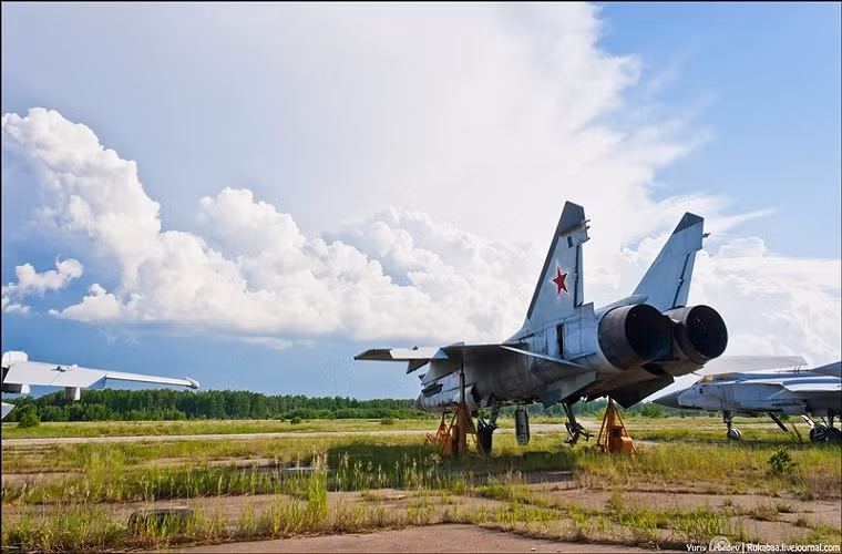 Một chiếc MiG-31 với phần càng đáp bị hư hỏng nặng không thể tự đứng vững và phải được đỡ bằng các trụ sắt.