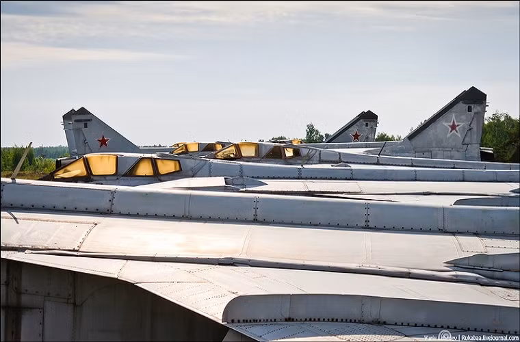 Hàng dài những chiếc MiG-31 bị Không quân Nga bỏ lại Sormovo.