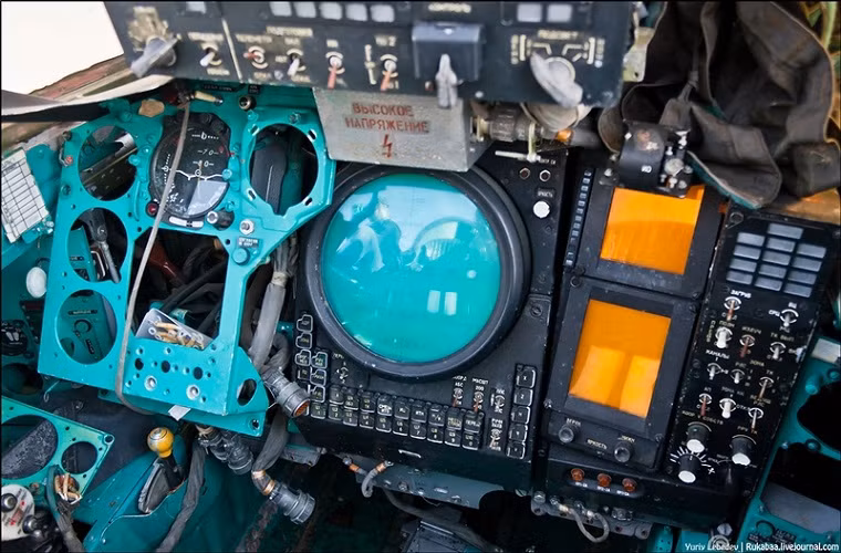 Cận cảnh bên trong một buồng lái của MiG-31 bị xuống cấp nghiêm trọng tại Sormovo.