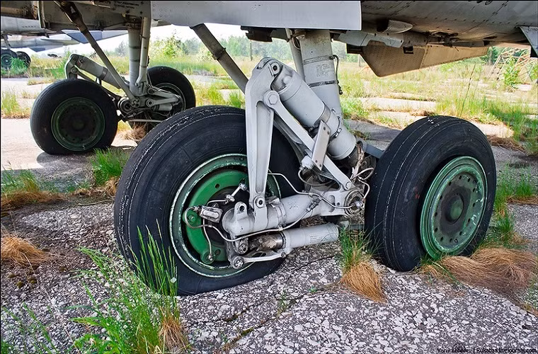 Nhìn phần lốp của chiếc MiG-31 này ta có thể thấy chúng đã bị bỏ mặc tại đây trong thời gian khá dài.