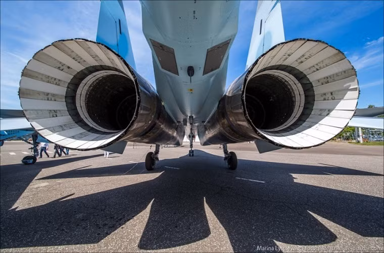 Một thế mạnh nữa của tiêm kích Su-35 là việc nó được trang bị hệ thống động cơ đẩy phản lực vectơ siêu cơ động Saturn 117S (AL-41F1S) tiên tiến nhất của Nga hiện nay với tốc độ bay tối đa là 2.390km/h gấp 2.2 lần vận tốc âm thanh.