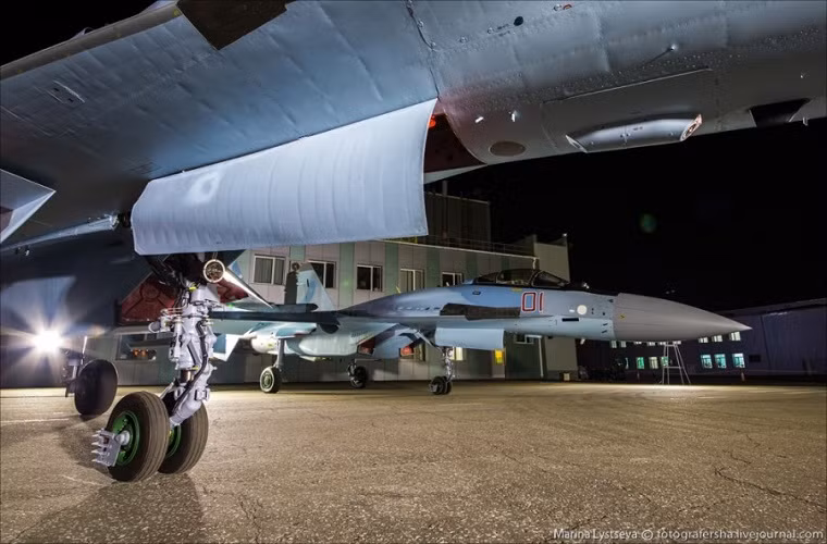 Chiến đấu cơ Su-35 thế hệ 4++ còn được biết tới như biến thể hiện đại sâu của dòng máy bay tiêm kích Su-27 được Liên Xô phát triển từ cuối những năm 1970. Tuy nhiên Su-35 lại sở hữu kết cấu cánh, hệ thống động cơ, trang thiết bị điện tử hoàn toàn vượt trội so với các phiên bản tiền nhiệm trước đó của nó.