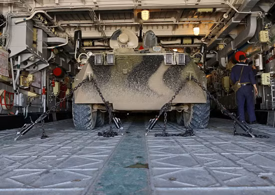 Các xe bọc thép chiến đấu BTR-82A được cố định bằng các dây xích trong khoang chứa của Mordovia.