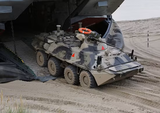 Nó có thể mang theo được 3 xe tăng với tổng trọng lượng 150 tấn hoặc 10 xe bọc thép cùng 140 binh sĩ với tổng trọng lượng 131 tấn.