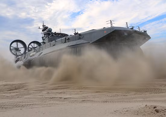 Sau khi thực hiện nhiệm vụ tiêu diệt mục tiêu trên mặt biển và trên không bằng pháo MLRS Ogon cỡ 140 mm và AK-630 cỡ 30 mm, tàu đổ bộ Mordovia "rồ máy" lao lên bờ biển.