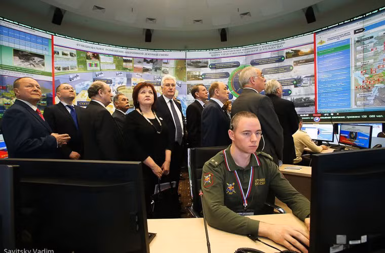 Quan sát bức ảnh được công bố, trang thiết bị của trung tâm chỉ huy quốc phòng quốc gia Nga được cải thiện đáng kể, mang đầy đủ ý nghĩa của khoa học công nghệ, thậm chí tính năng còn mạnh hơn so với trung tâm chỉ huy quân sự quốc gia Mỹ (NMCC).