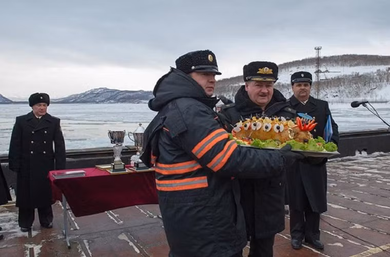 Một buổi lễ nhỏ được tổ chức để chào đón tàu K-456 Tver trở về sau chuyến tuần tra dài ngày trên biển.