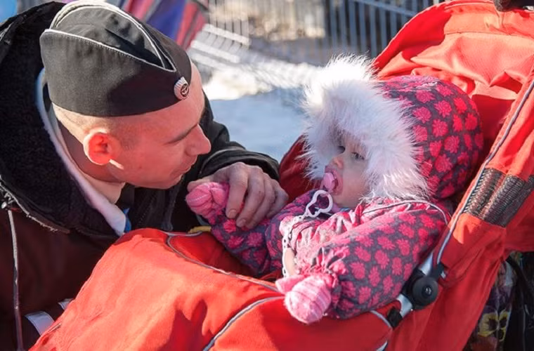 Trong ảnh là một thủy thủ tàu ngầm Nga bên con gái của mình.