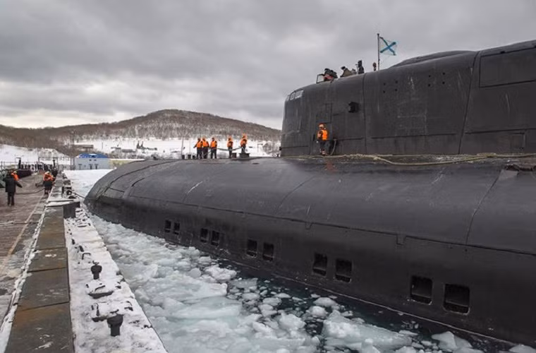 Hình ảnh tàu ngầm hạt nhân K-456 Tver được lai dắt vào bến đậu.