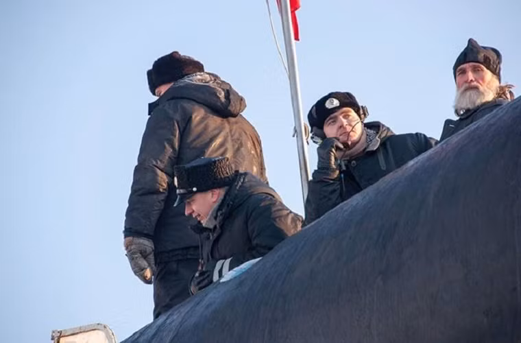 Các thủy thủ của tàu ngầm hạt nhân K-433 Svyatoy Georgiy Pobedonosets thuộc Project 667BDR Kalmar của Hạm đội Thái Bình Dương phấn khởi cập bến khi được trở về nhà sau nhiều tháng trên biển.