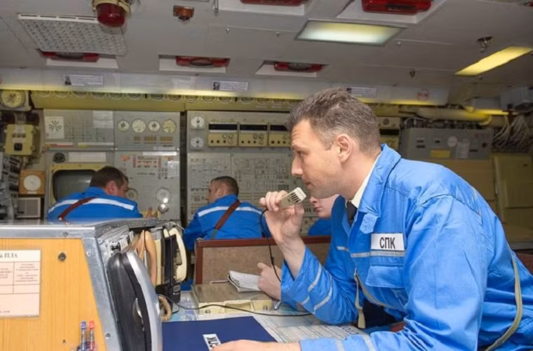 Tàu ngầm hạt nhân K-456 Tver vừa trải một chuyến tuần tra dài ngày trên biển trước khi cập cảng ở Vilyuchinsk. Trong ảnh là một sĩ quan chỉ huy trên tàu K-456 Tver.