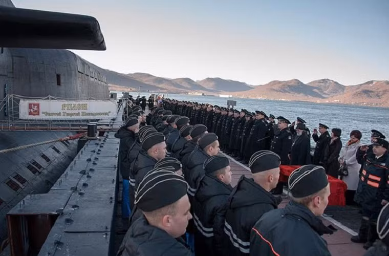 Trong ảnh là buổi lễ chào đón các thủy thủ tàu ngầm hạt nhân K-433 Svyatoy Georgiy Pobedonosets sau khi kết thúc chuyến tuần tra.