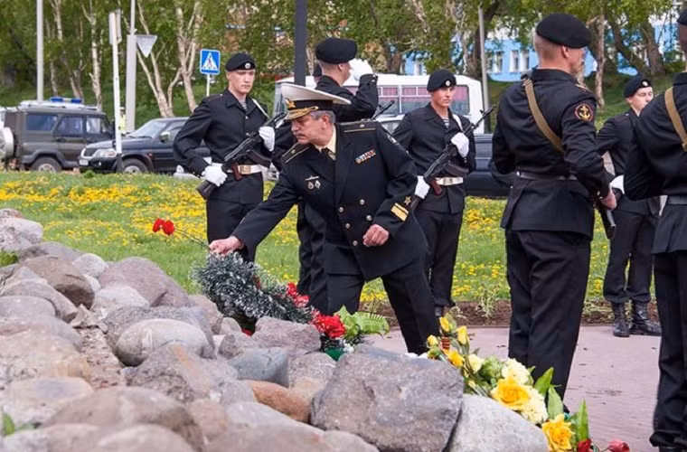 Một cựu binh tàu ngầm hạt nhân Nga đặt hoa bên đài tưởng niệm.
