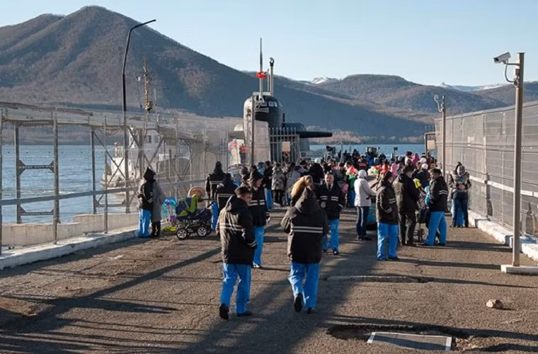 Hình ảnh các thủy thủ tàu ngầm hạt nhân Nga sum vầy bên người thân ở ngoài cổng căn cứ.