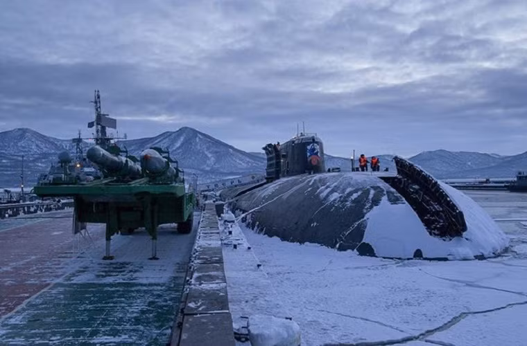 Ngày 19/3/1906 là ngày Sa hoàng Nikolai II của Nga ký sắc lệnh thành lập hạm đội tàu ngầm đầu tiên của nước này. Từ năm 1996 Hải quân Nga cũng bắt đầu sử dụng ngày này như ngày truyền thống của lực lượng tàu ngầm. Trong ảnh là tàu ngầm hạt nhân chiến lược K-456 Tver thuộc Project 949A của Hạm đội Thái Bình Dương trở về căn cứ tàu ngầm ở Vilyuchinsk nhân lễ kỷ niệm 109 năm ngày thành lập lực lượng.